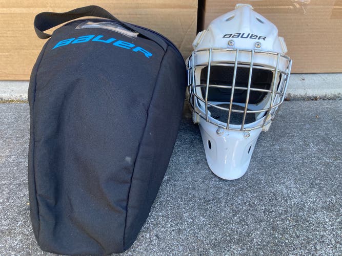 Senior Medium Bauer 940 Goalie Mask (Used)