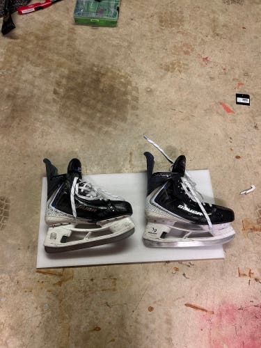 2025 Bauer Vapor Flylite Hockey Skates 9.5 (Used)