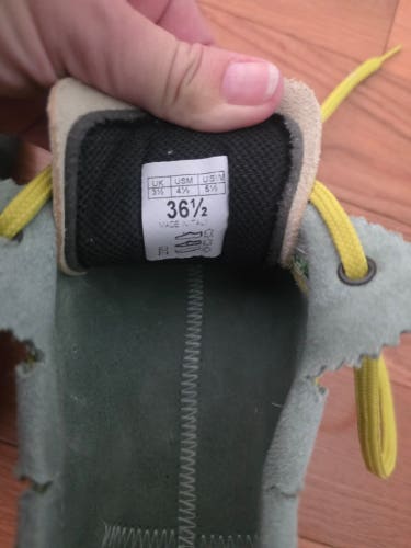 Unisex Adult Size M 4.5 (W 5.5) La Sportiva (Used)