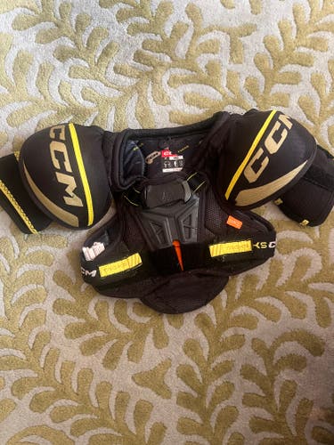 Small Youth CCM Tacks Shoulder Pads (Used)
