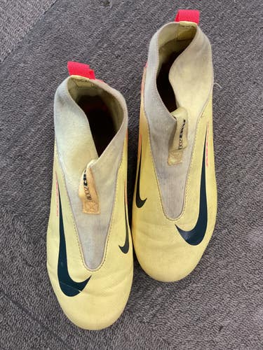 Used Nike Soccer Cleats Yellow Junior 04 11614-S000240129