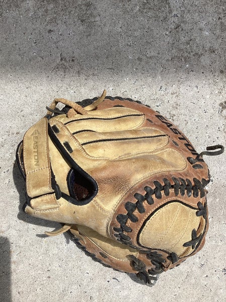 Easton SYFP2000 RH Catcher's Softball Glove (Used)