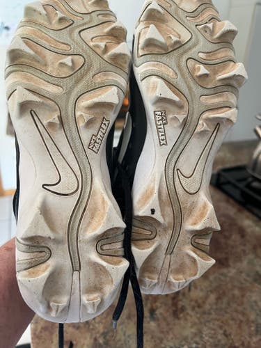 Black Men's Youth Low Top Molded Cleats (Used)