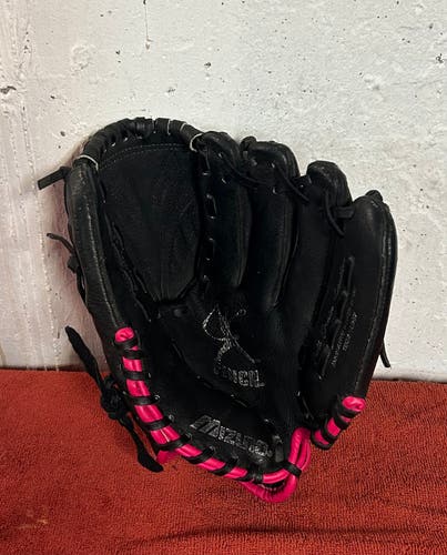 Mizuno Finch RHT Softball Glove 11"