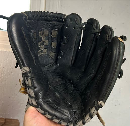 Mizuno Victory Series RHT Baseball Glove 12"