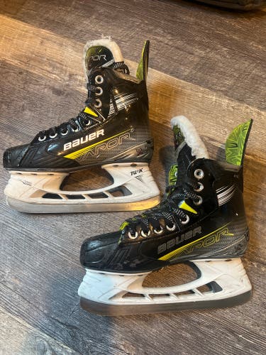 2023 Bauer Vapor X4 Hockey Skates Regular Width Size 3.5 (Used)