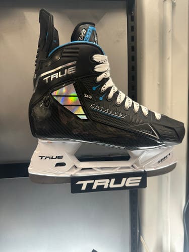 True Catalyst 7x4 Hockey Skates Regular Width 9 (Used)