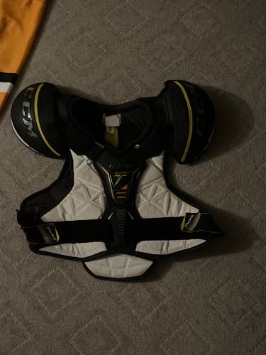 Men's Medium/Large Senior CCM Tacks Shoulder Pads (Used)