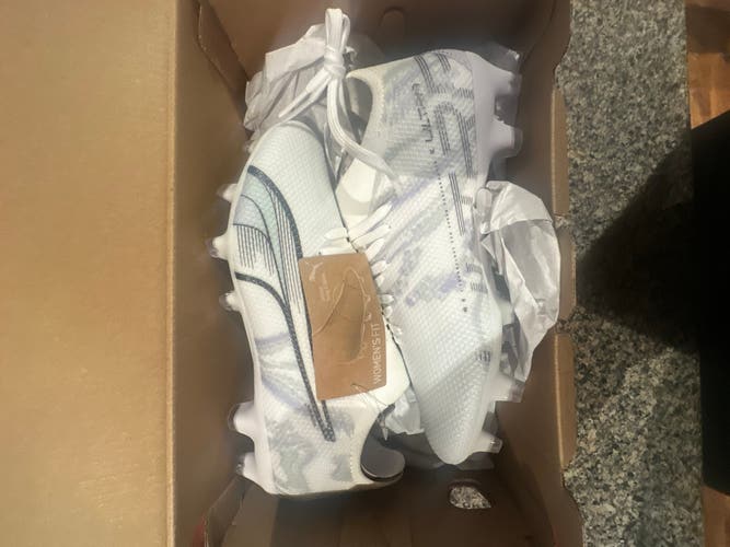 White Women's Size M 5.0 (W 6.0) Puma Cleats (New)