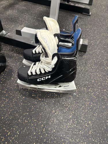 Used CCM NEXT Intermediate Hockey Skate Intermediate 3.5 11337-C000491840