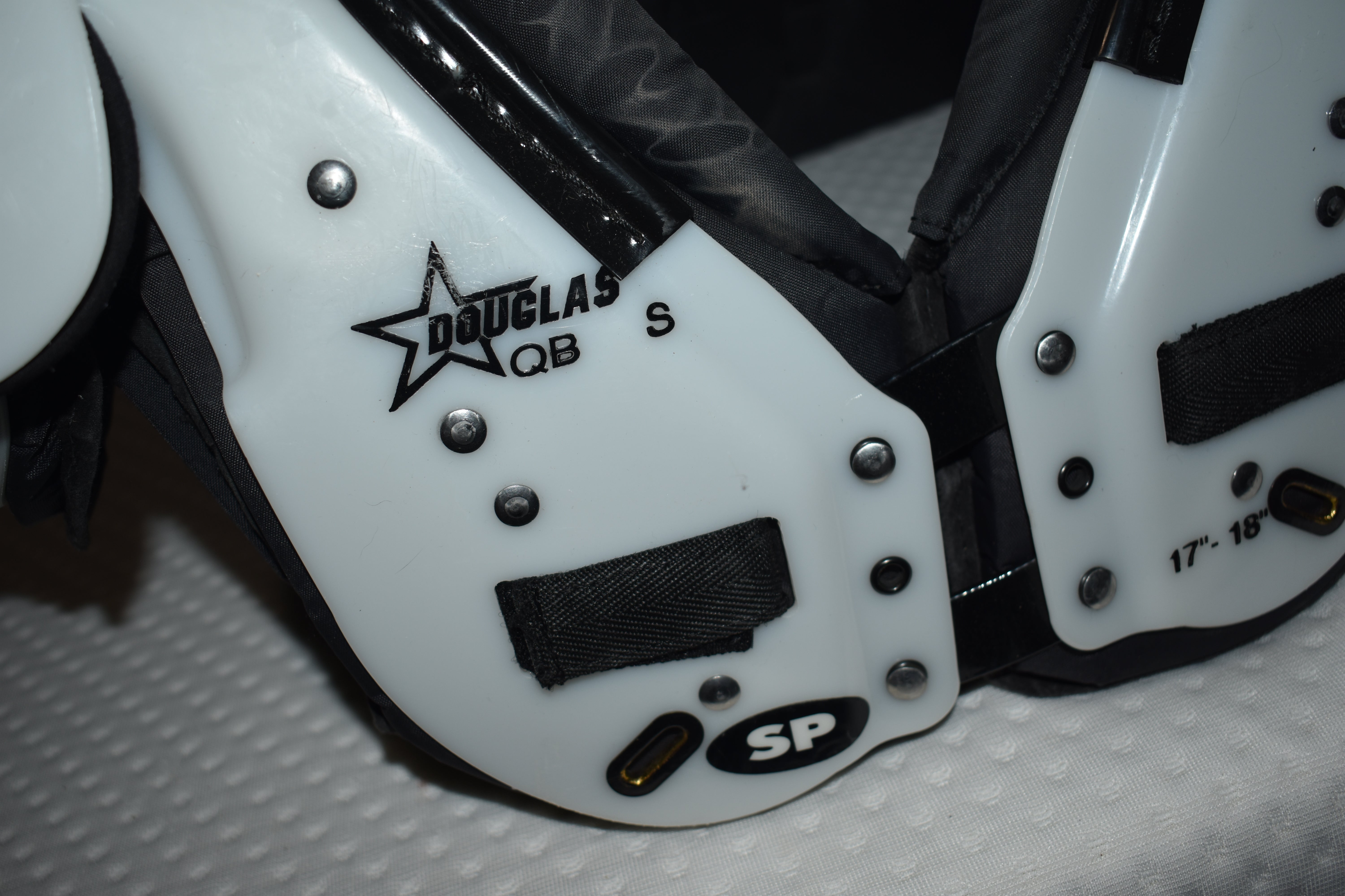 DOUGLAS QB KXS ショルダーパッド ホワイト Douglas QB S Football Shoulder Pads w/Douglas Back Plate, Adult