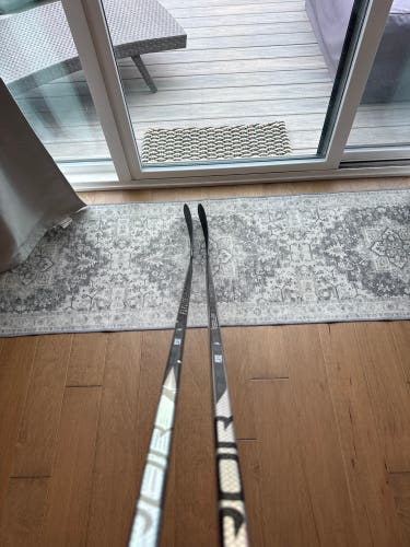 Senior Bauer Vapor ADV Right Handed Hockey Stick P92 95 Flex Pro Stock (Used)