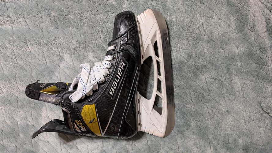 2022 Bauer Supreme UltraSonic Hockey Skates Regular Width 7 (Used)
