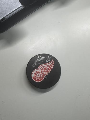 Patrick Kane signed detroit redwings puck