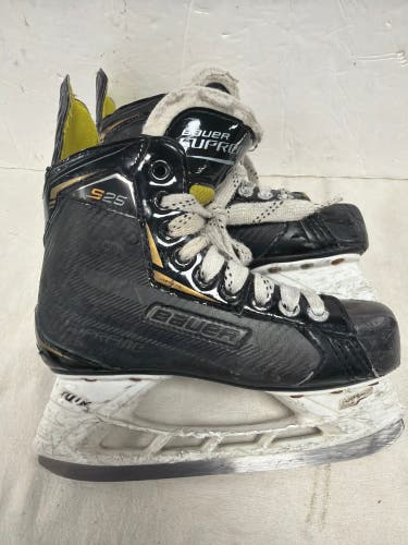 Black Bauer Supreme S25 Hockey Skates Regular Width Size 2 (Used)