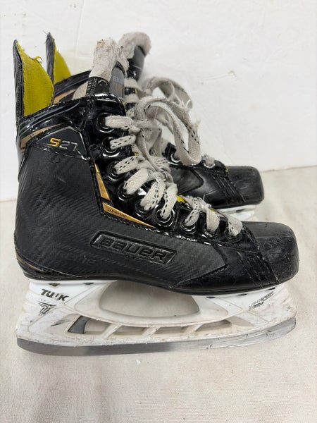 Black Bauer Supreme S27 Hockey Skates Regular Width Size 2.5 (Used)