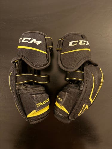 Junior Medium CCM Tacks 9040 Elbow Pads (Used)
