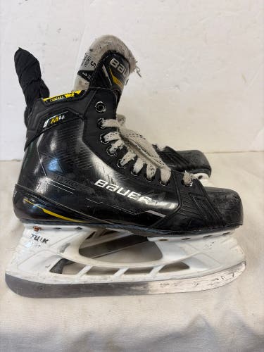 Black Bauer Supreme M4 Hockey Skates Regular Width Size 5 (Used)