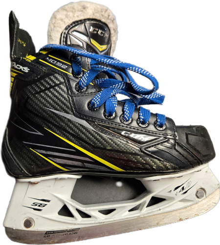 CCM Tacks 4092 Hockey Skates Size 2.5 (Used)