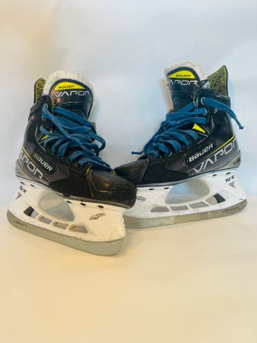 2023 Bauer Vapor X3 Hockey Skates Regular Width Size 2.5 (Used)