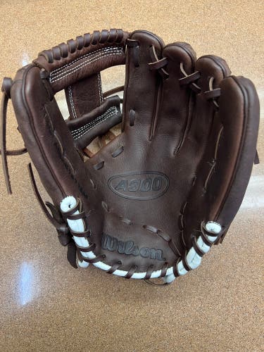 Wilson A900 RH Baseball Glove 11.5" (Used)
