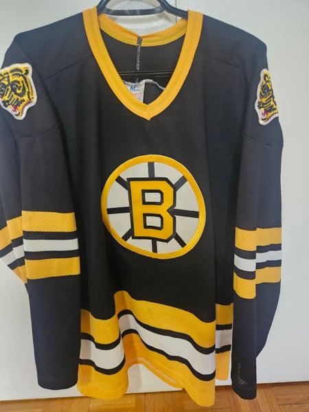 Boston Bruins Vintage NHL official Medium Men's CCM Jersey (Used)