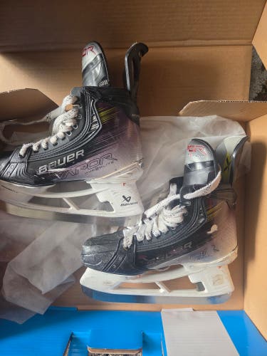 Bauer Vapor Hyperlite 2 Hockey Skates Size 6.5 (Used)