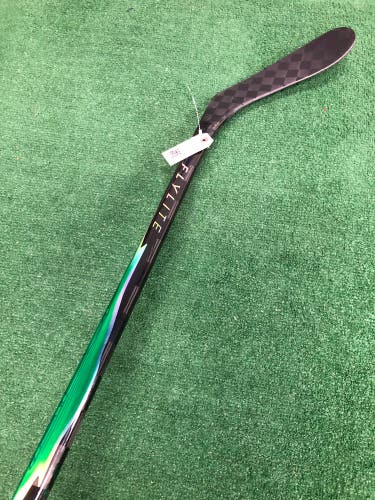 Bauer Vapor Flylite Hockey Stick Right Handed Pro Stock | P28 65 Flex (63")