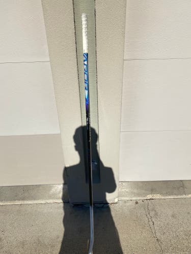 Intermediate Bauer Vapor Flylite Right Handed Hockey Stick P92 65 Flex (Used)