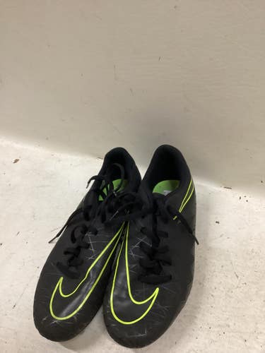 Used Nike Soccer Cleats Black And Neon Green Junior 05.5 11725-S000504335