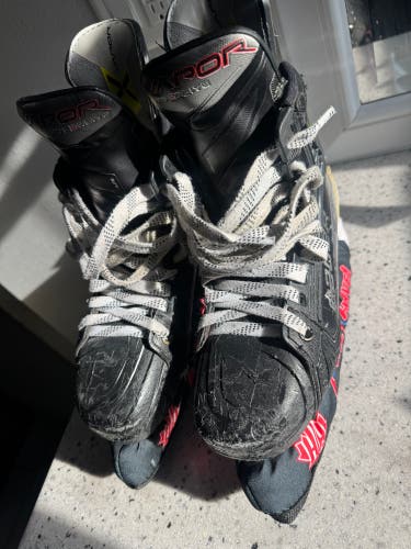 2023 Bauer Vapor Hyperlite 2 Hockey Skates Size 4.5 (Used)