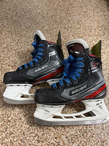 2019 Bauer Vapor X2.9 Hockey Skates Regular Width Size 1.5 (Used)
