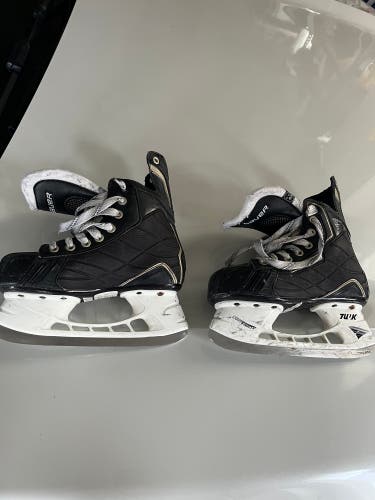 Bauer Hockey Skates Size 2.5 (Used)