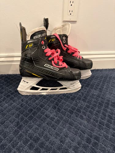 2022 Bauer Supreme M1 Hockey Skates Regular Width 7.5 (Used)