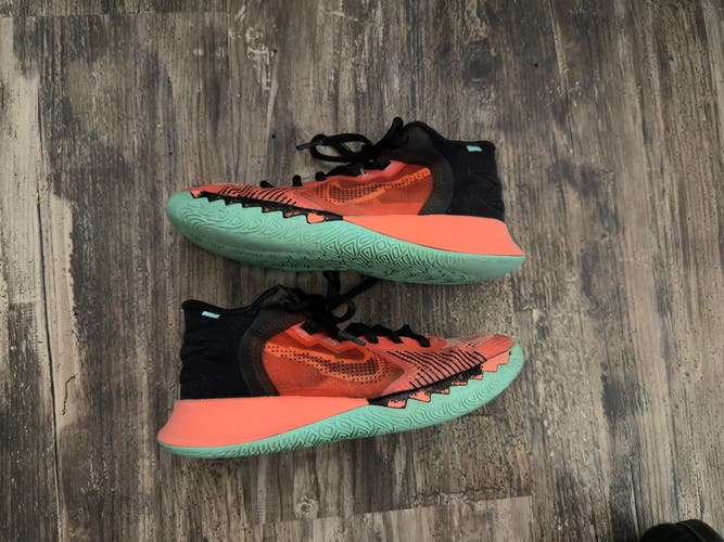Size 4.5Y  Nike Kyrie Flytrap 5 (Used)