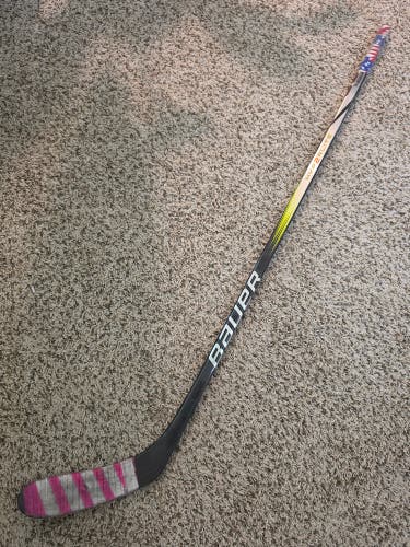 Youth Bauer Vapor Hyperlite 2 Right Handed Hockey Stick P28 40 Flex (Used)