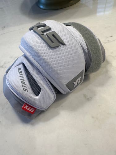 STX Stallion IK Lacrosse Arm Pad – Youth Medium – Gray – 2024 Model