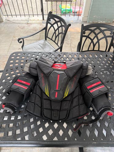 Medium Bauer Vapor Hyperlite 2 Goalie Chest Protector (Used)
