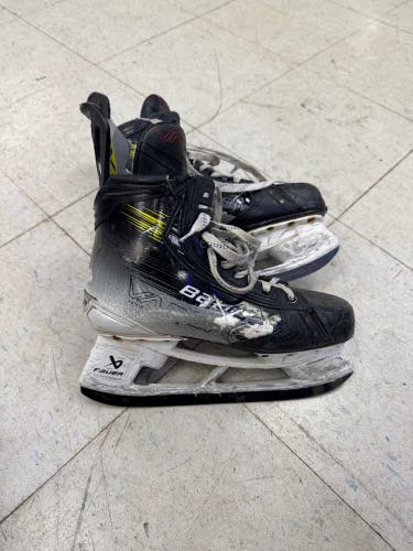 Bauer Hyperlite2 Hockey Skates 8.5 (Used)