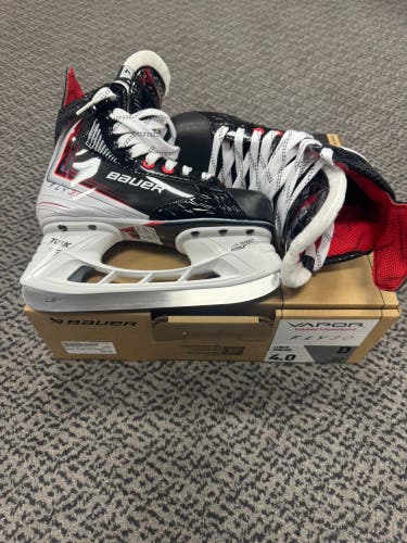 Bauer Vapor Fly30 Hockey Skates Regular Width Size 4 (New)