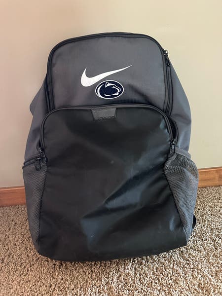 nike backpacks grey Hayward Backpack (26L) (Wolf Grey/Black, One Size) The updated zipper pulls make access easier in all conditions Nike Unisex Polyester Hoops Elite