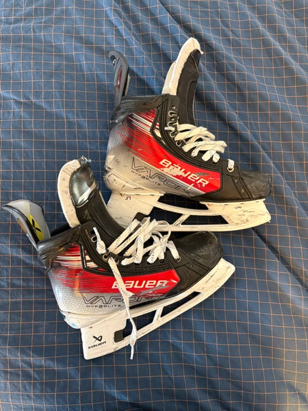 Red 2023 Bauer Vapor Hyperlite 2 Hockey Skates Regular Width 8.5 (Used)