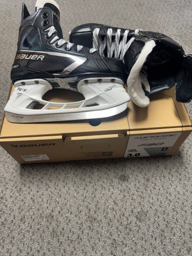 Bauer Supreme F30 Hockey Skates Regular Width Size 3 (New)