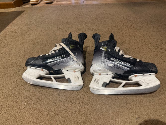 2023 Bauer Vapor Hyperlite 2 Hockey Skates Narrow Width Size 4.5 (Used)