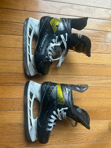 Black Bauer Ignite Pro+ Hockey Skates Regular Width Size 4 (Used)