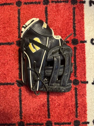 2023 Wilson A500 RH Utility Baseball Glove 10.5" (Used)