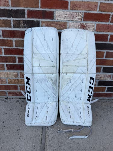 White 28" Junior CCM Extreme Flex 5.5 Goalie Leg Pads (Used)