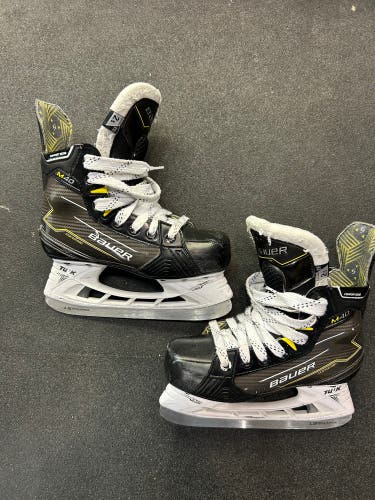 Junior Bauer Supreme M40 Hockey Skates | Size 2.5EE
