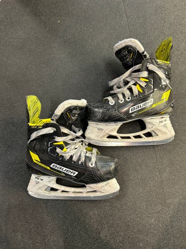Junior Bauer Supreme Ignite Pro+ Hockey Skates | Size 1.5EE