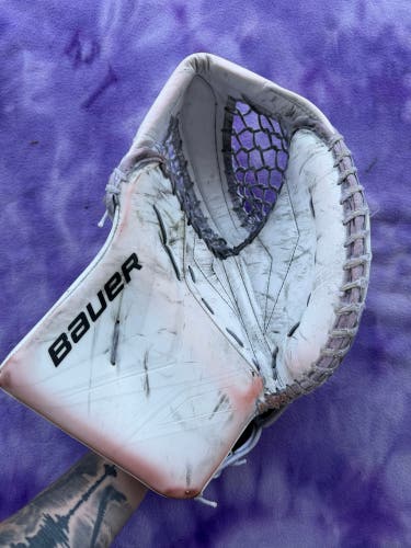 White Senior Bauer FlyLite Goalie Gloves & Blockers Regular (Used)